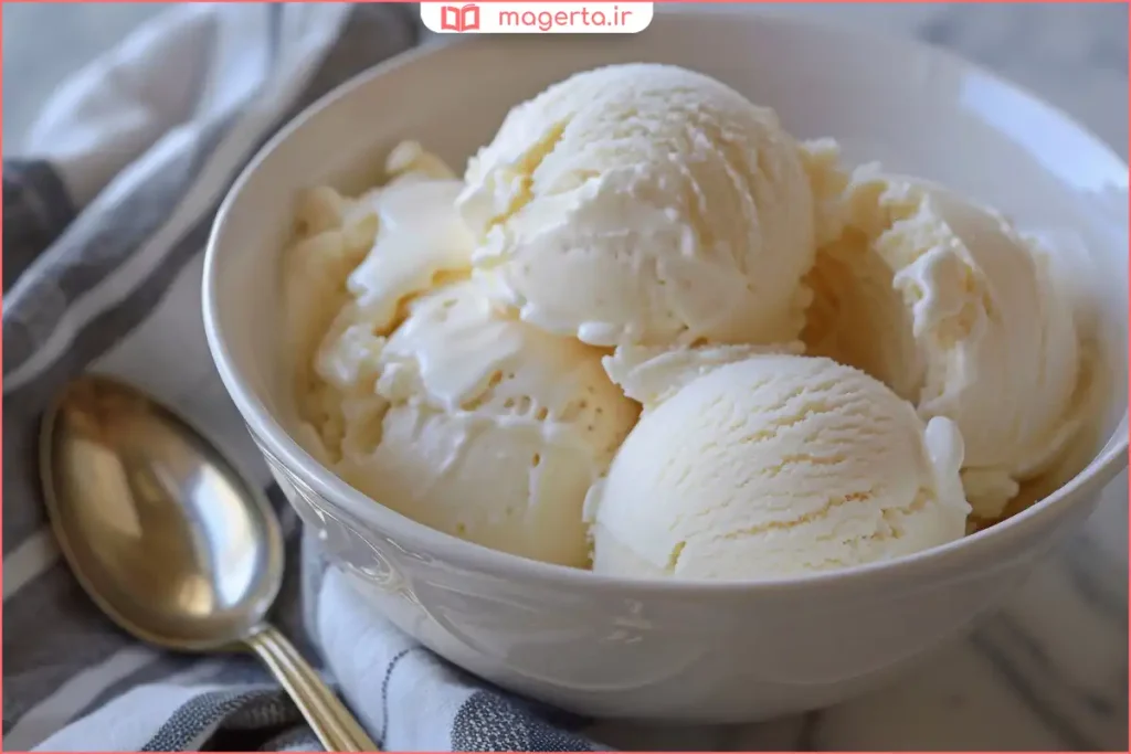 تزیین بستنی خانگی با تکه‌های میوه و شکلات خردشده

