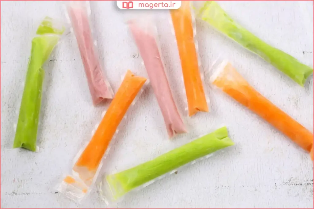 ترکیب پودر ژله با آب گرم برای تهیه ژله یخمک در ظرف شیشهای