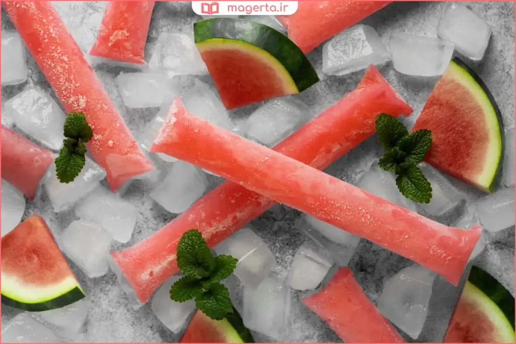 بیرون آوردن یخمکهای ژلهای رنگارنگ از قالب پس از سرد شدن