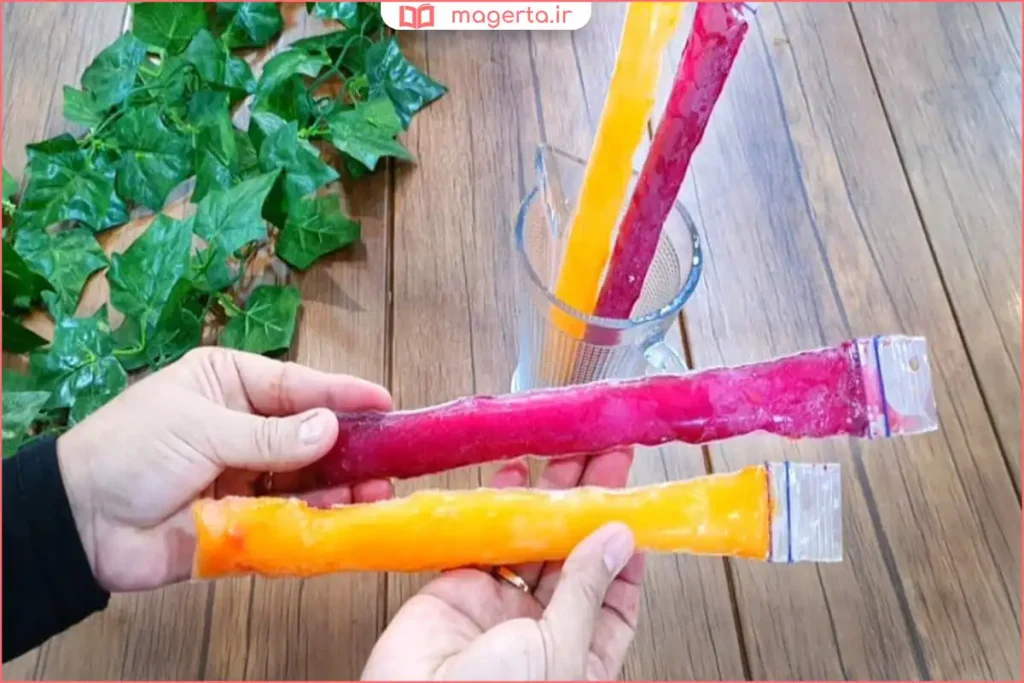 سرو ژله یخمک در بشقاب سفید با تکههای میوه تازه