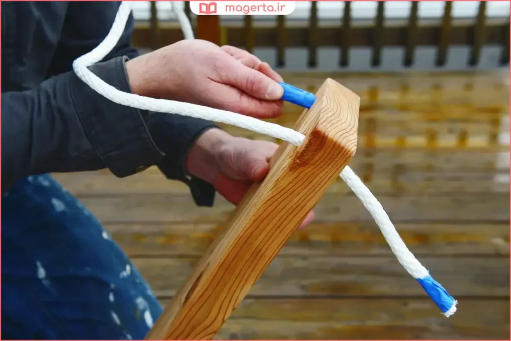 گرهزدن طناب محکم به شاخه درخت برای ساخت تاب ساده