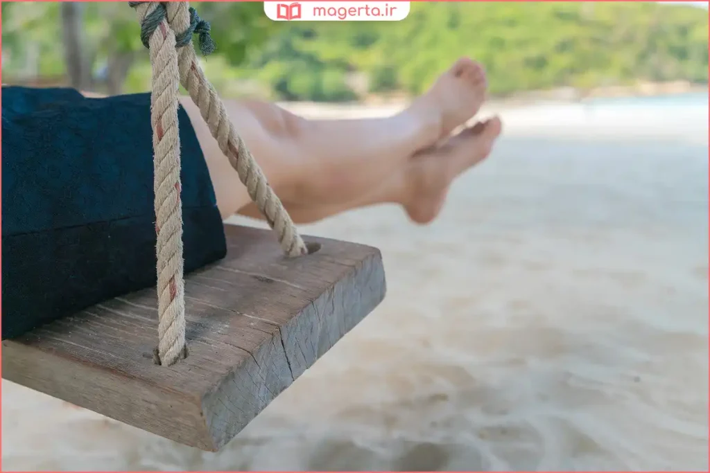 تخته چوبی صیقلی آویزان با طناب ضخیم به عنوان نشیمن تاب