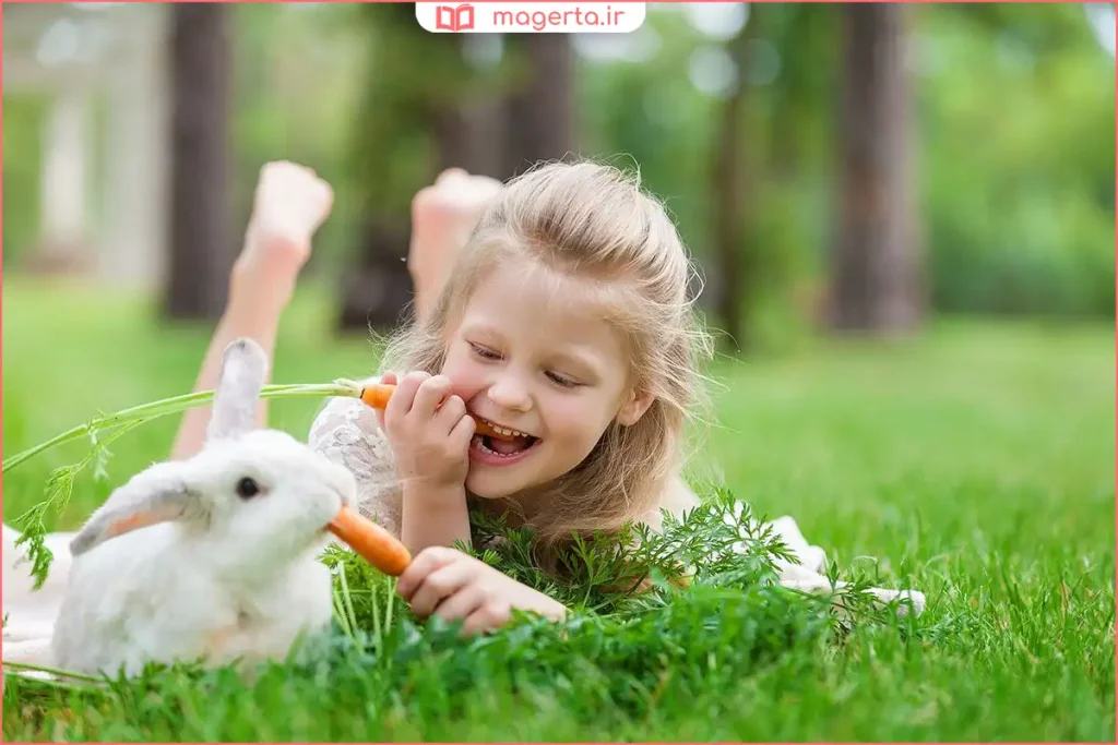 نوازش آرام خرگوش هنگام بازی برای ایجاد احساس امنیت
