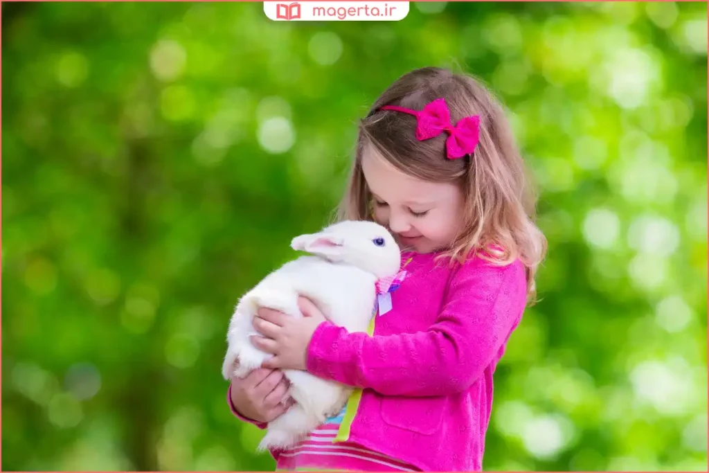 خرگوش در حال پرش و دویدن آزادانه در محوطه بازی