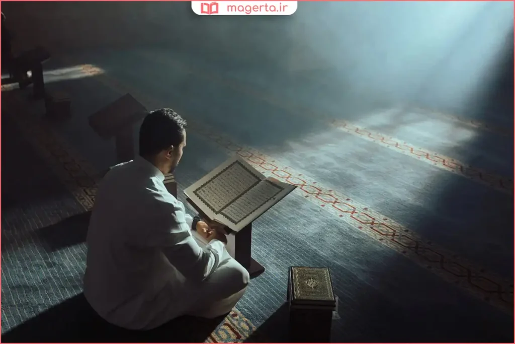 معلم قرآن در حال آموزش شیوه صحیح خواندن با صوت زیبا