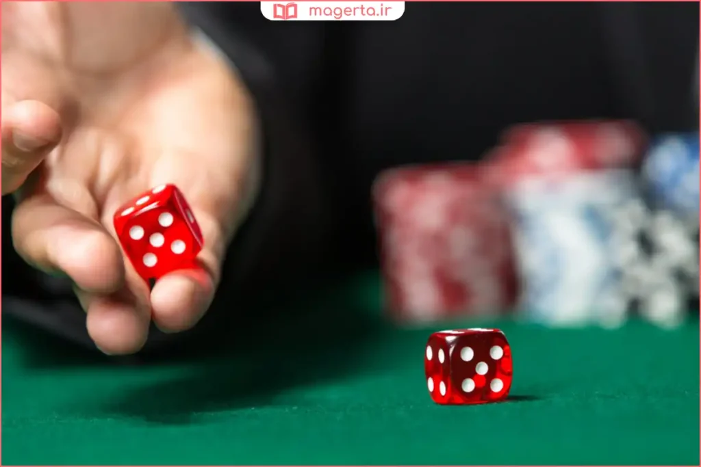 تاس در حال چرخیدن روی میز بازی با تمرکز برای آمدن عدد شش