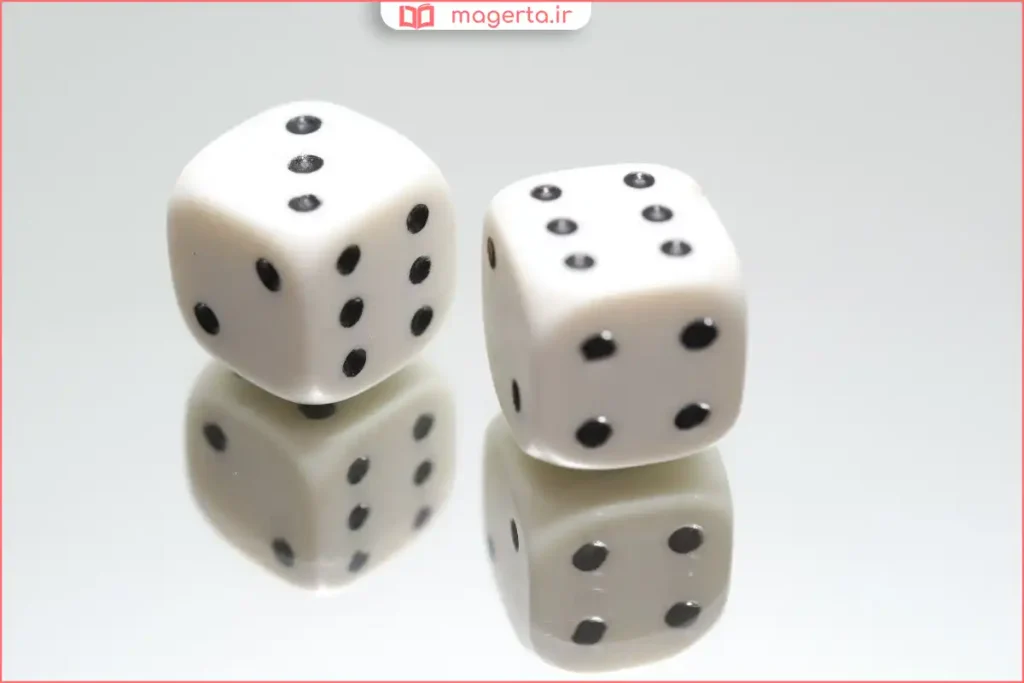 نمای نزدیک از تاس با عدد شش رو به بالا پس از توقف