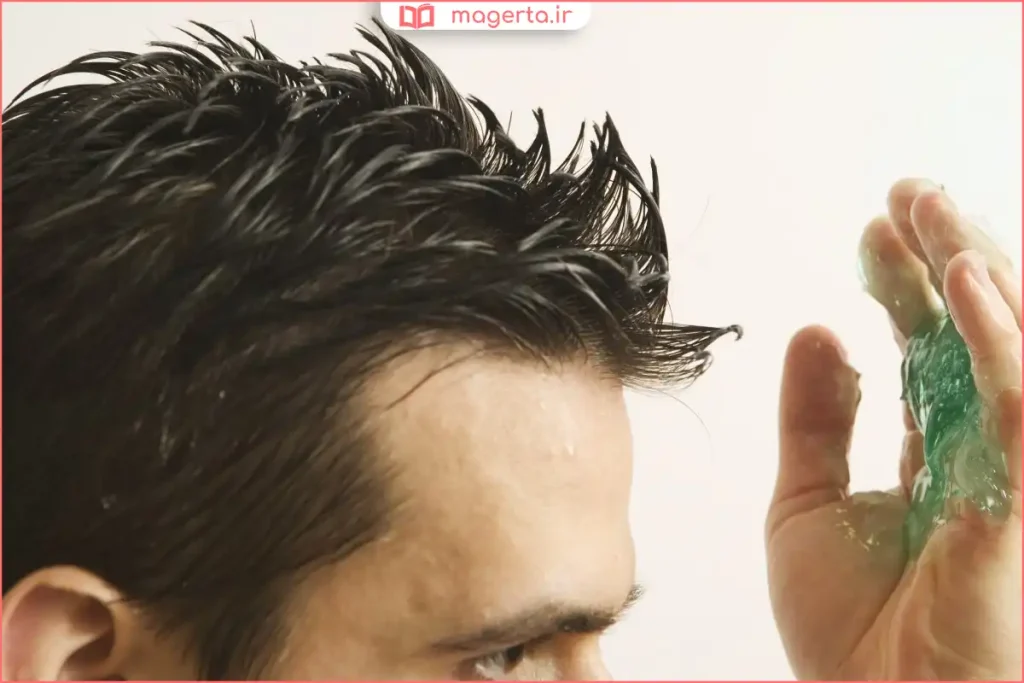 مردی در حال حالت دادن مو با ژل جلوی آینه