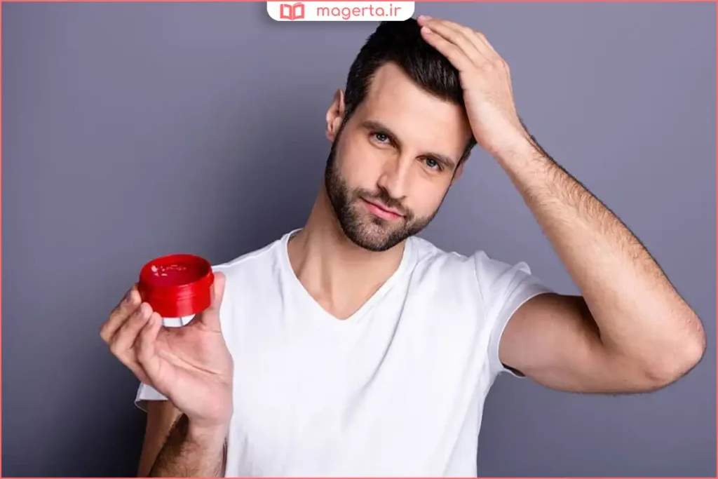 مقدار کمی ژل مو روی کف دست آماده برای استفاده