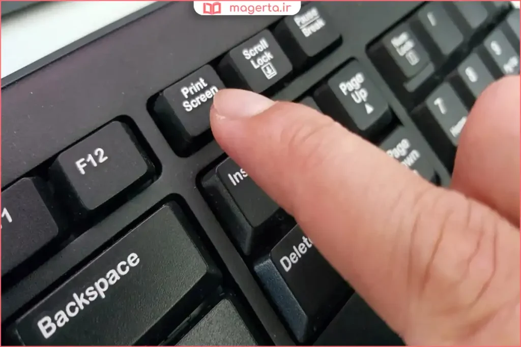 کاربر در حال فشردن دکمه Capture در برنامه دوربین لپ‌تاپ

