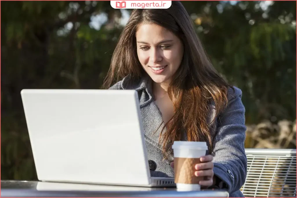 فردی در حال تنظیم نور و زاویه برای عکس گرفتن با لپ‌تاپ