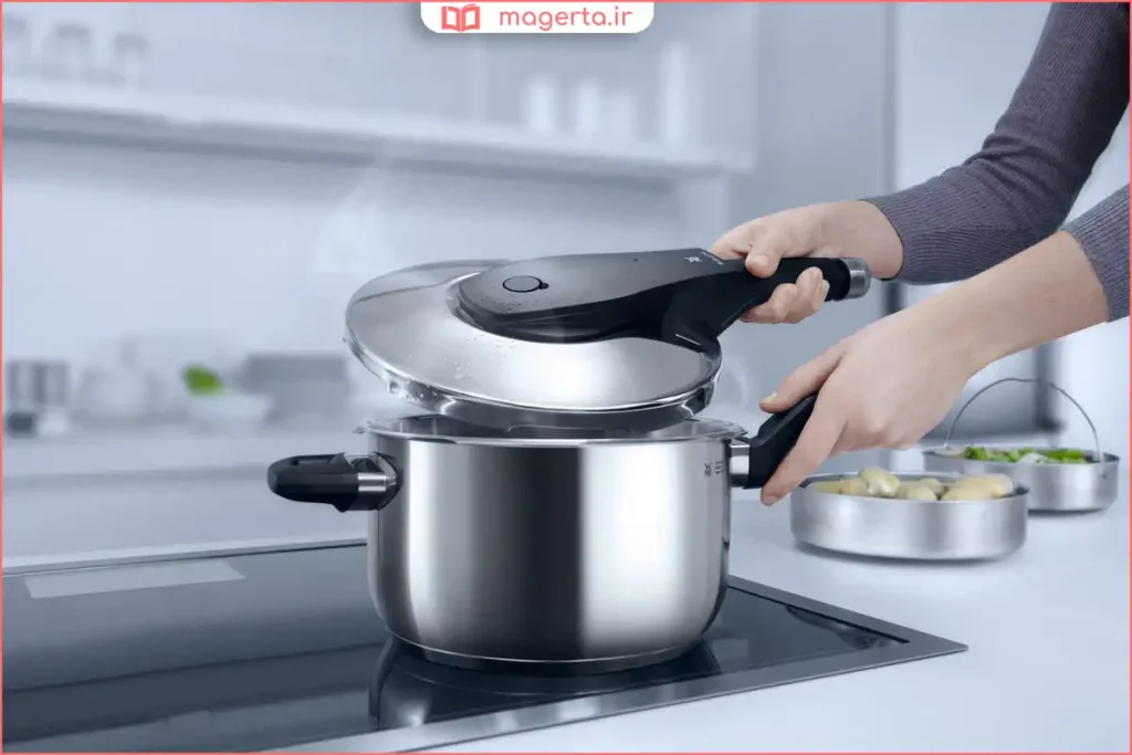 قرار دادن مواد غذایی و آب داخل زودپز پیش از بستن درب