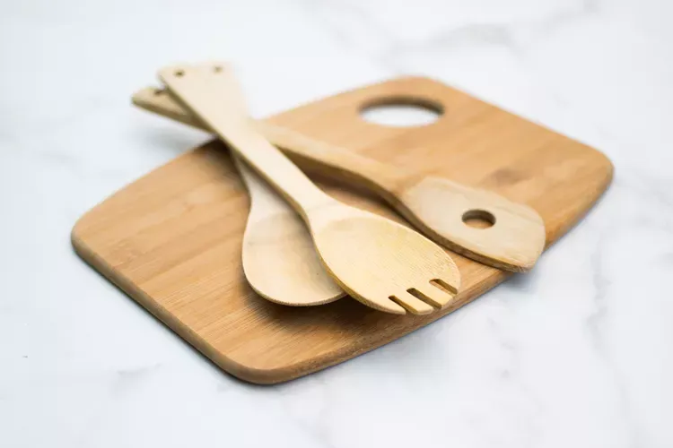 قاشقها، کاسهها و تختههای چوبی