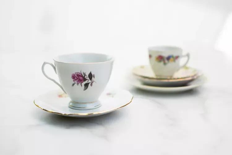 ظروف چینی قدیمی، کریستال ظریف و ظروف تعمیرشده