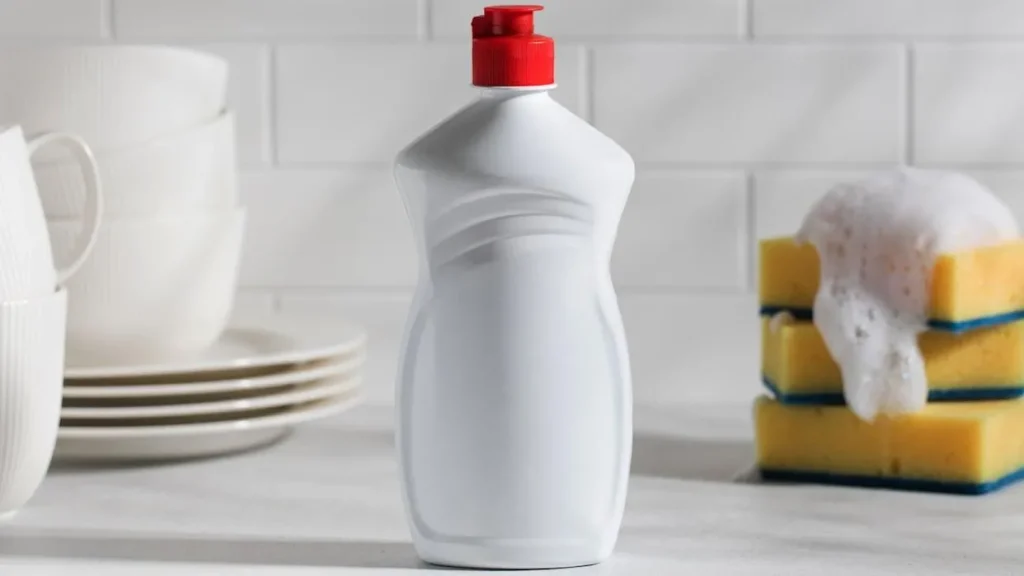 مایع ظرفشویی و آب گرم