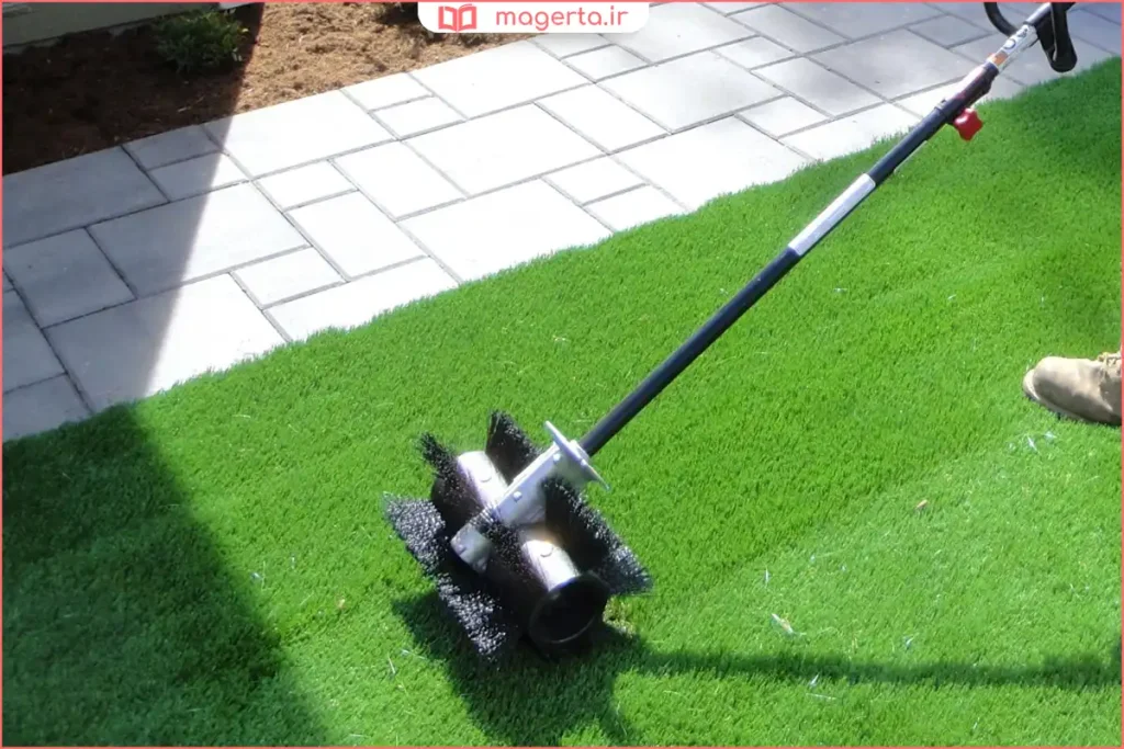 برس‌کشی چمن مصنوعی برای جلوگیری از خوابیدن الیاف