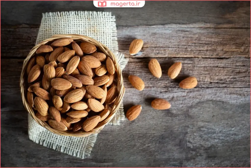 بادام درختی تازه برداشت‌شده در سبد