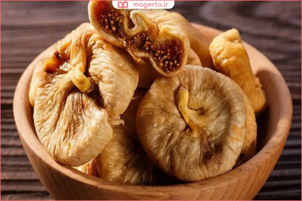 انجیر خشک طبیعی با رنگ روشن روی سینی چوبی