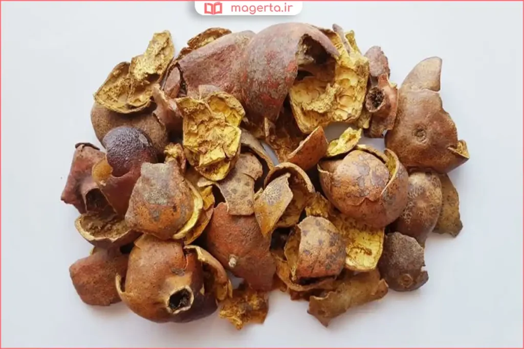 پوست انار خشک شده با رنگ قهوه‌ای مایل به قرمز