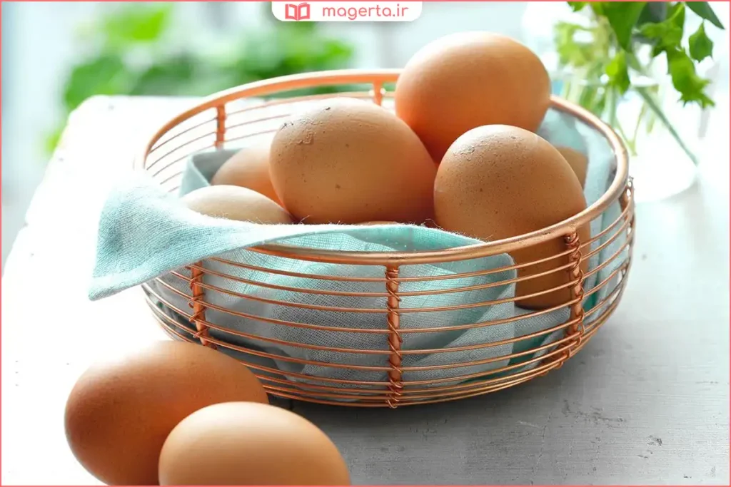تخم مرغ تازه در سبد آشپزخانه با پوسته سالم