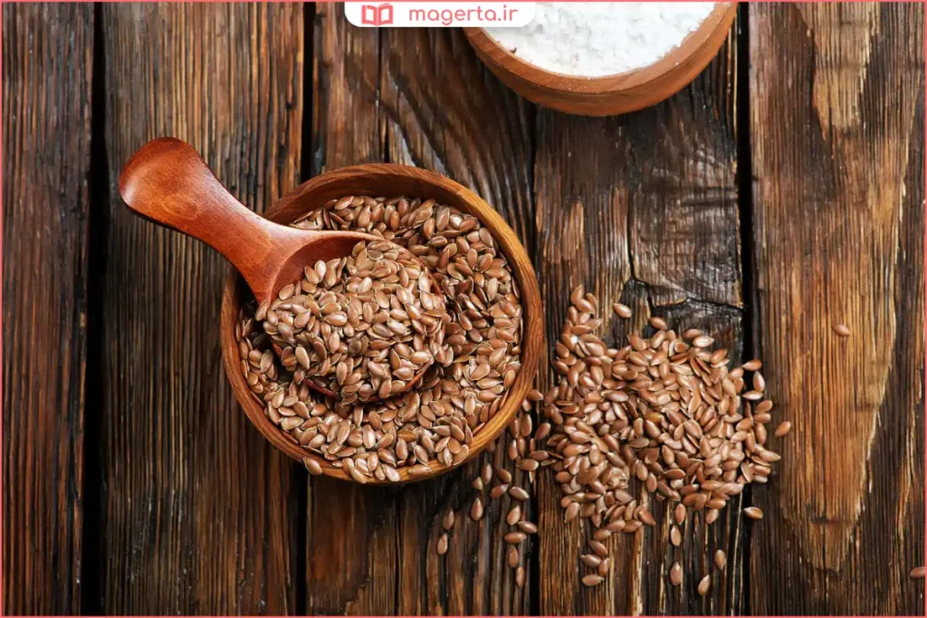 تخم کتان تازه در کنار قاشق چوبی برای مصرف روزانه