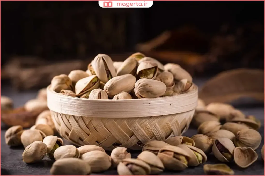 پسته خام با پوسته سخت در سبد حصیری