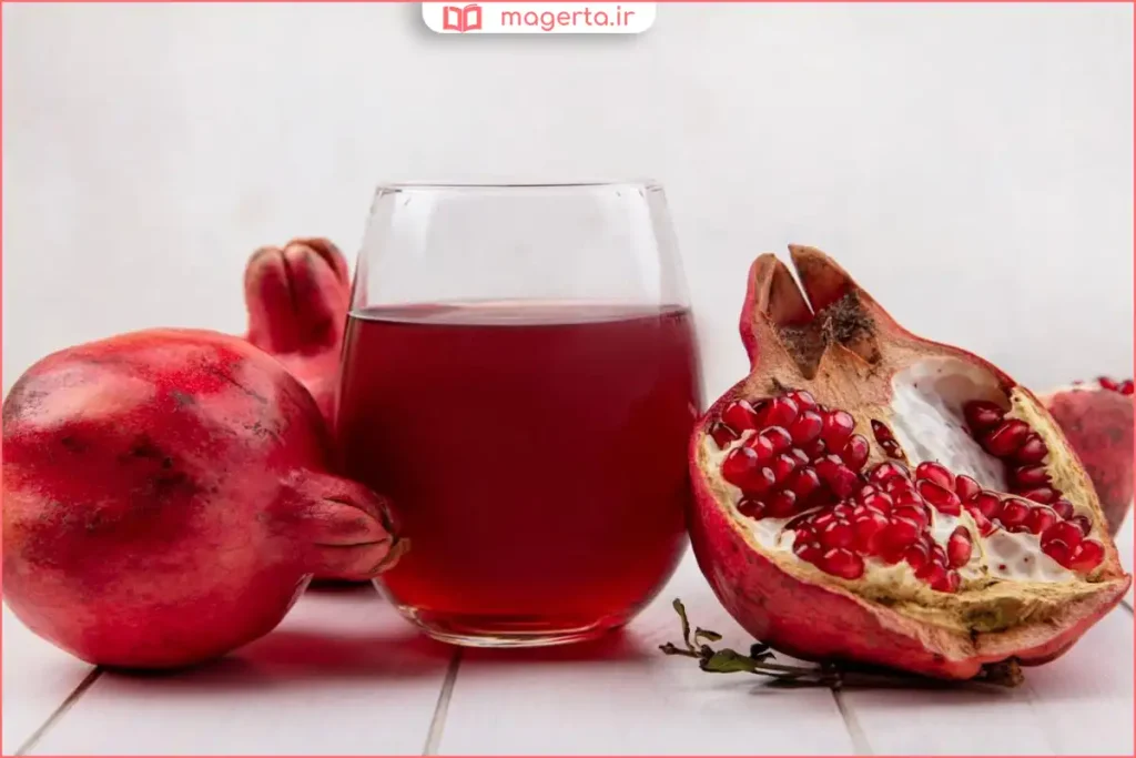 انار تازه و رسیده با پوست قرمز براق روی میز