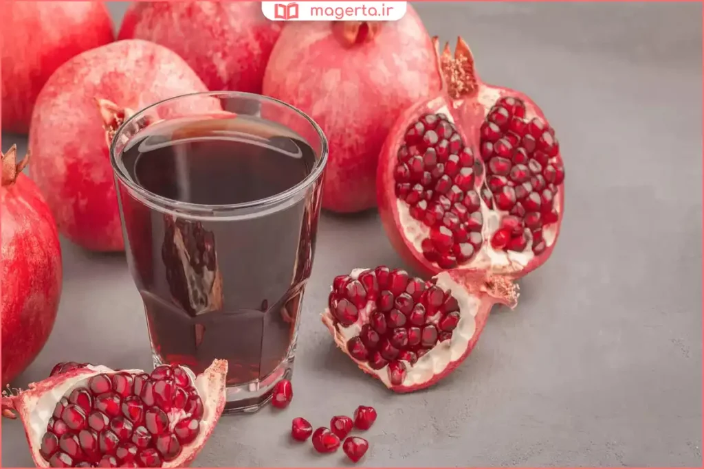 برش‌خورده انار و دانه‌های آبدار داخل آن