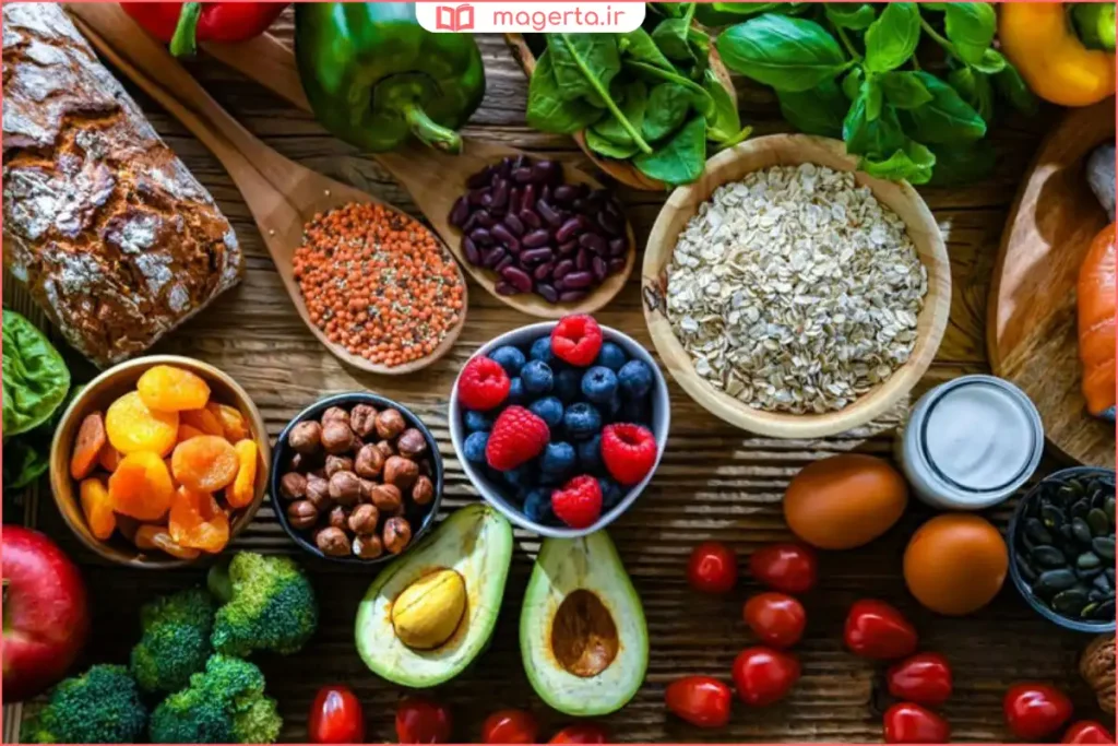 بشقاب غذای سالم شامل مغزها و سبزیجات مناسب سلامت مغز