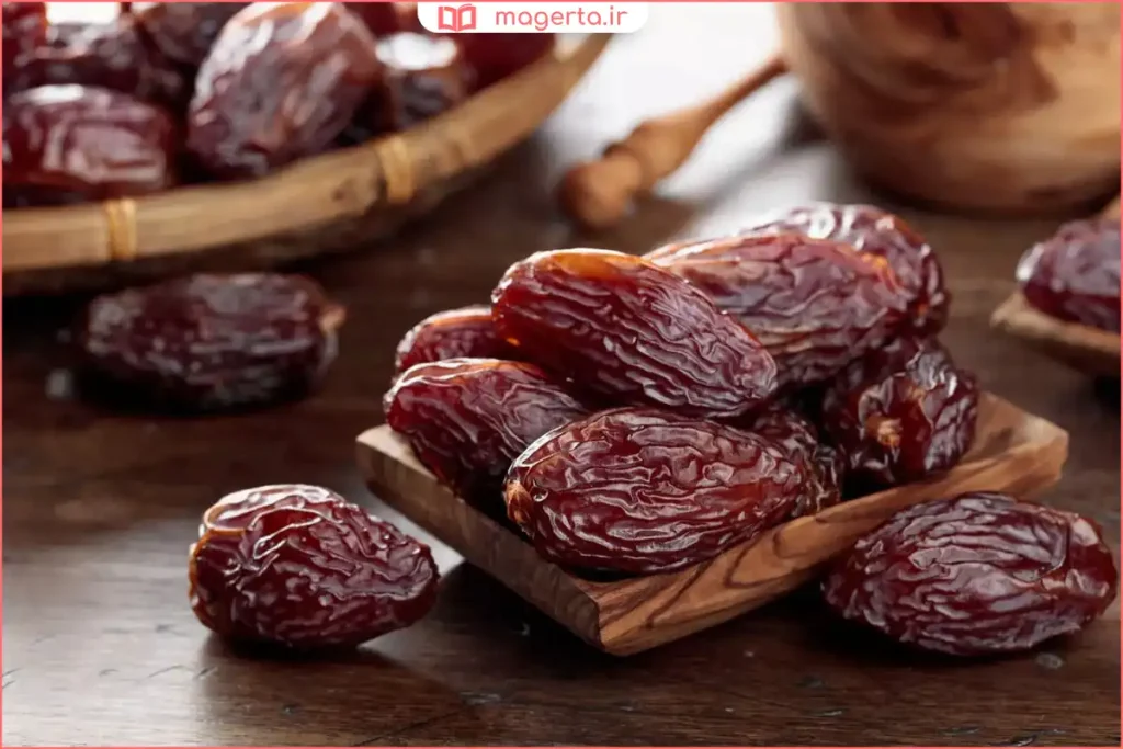 خرما تازه روی بشقاب سنتی با اشاره به جایگاه قرآنی