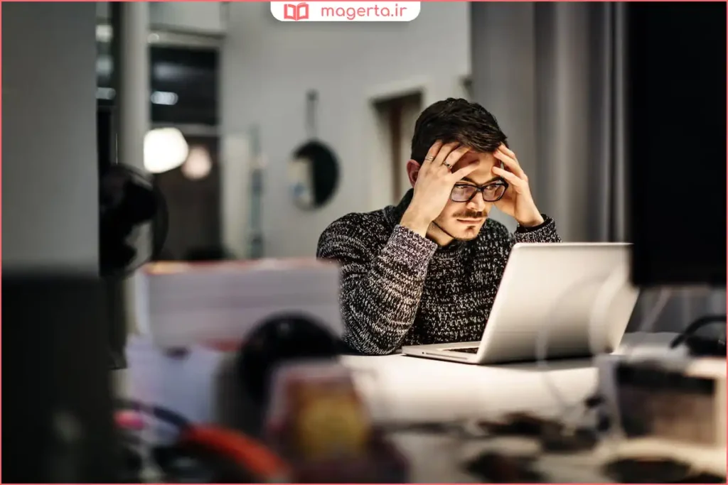 فرد در حال مطالعه با تمرکز بالا و بدون حواسپرتی