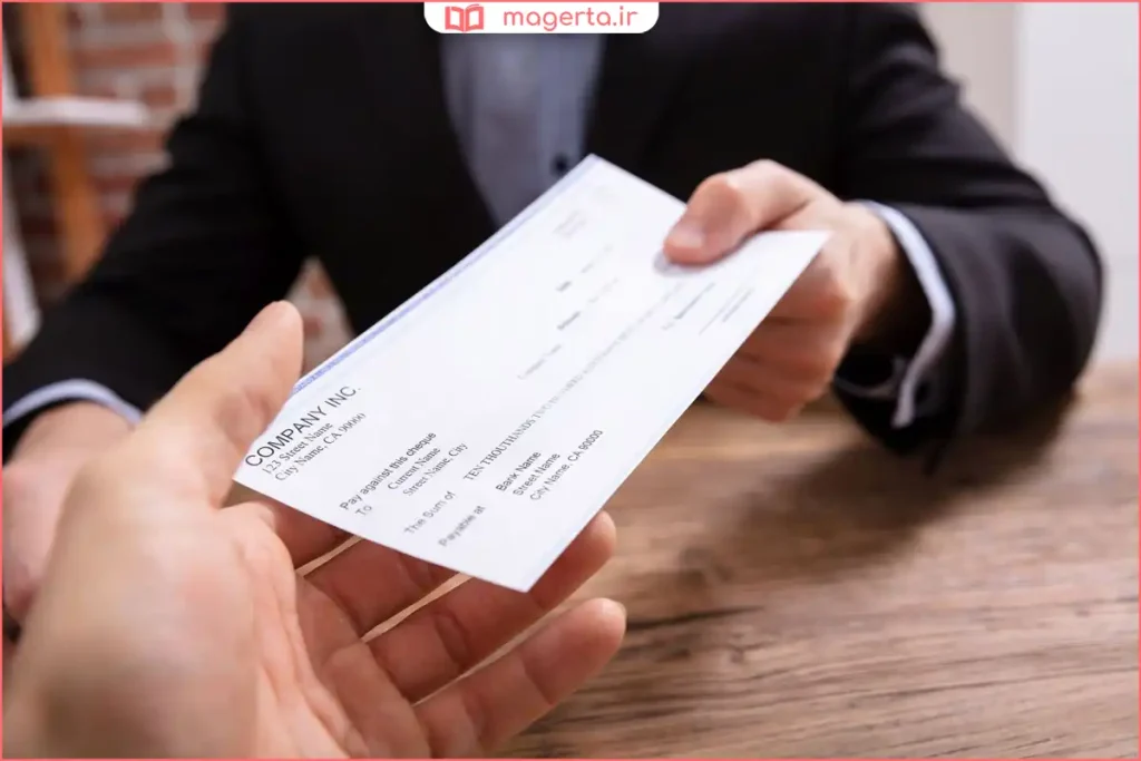 سفته تکمیل‌شده روی میز اداری برای پیگیری وصول