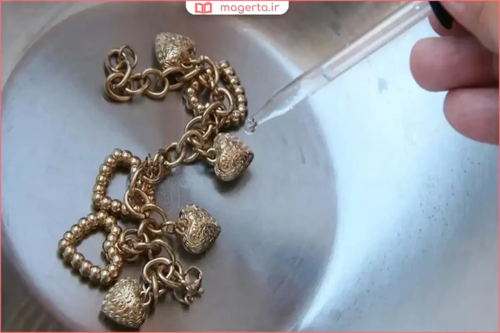 مقایسه رنگ و درخشندگی طلا در نور طبیعی