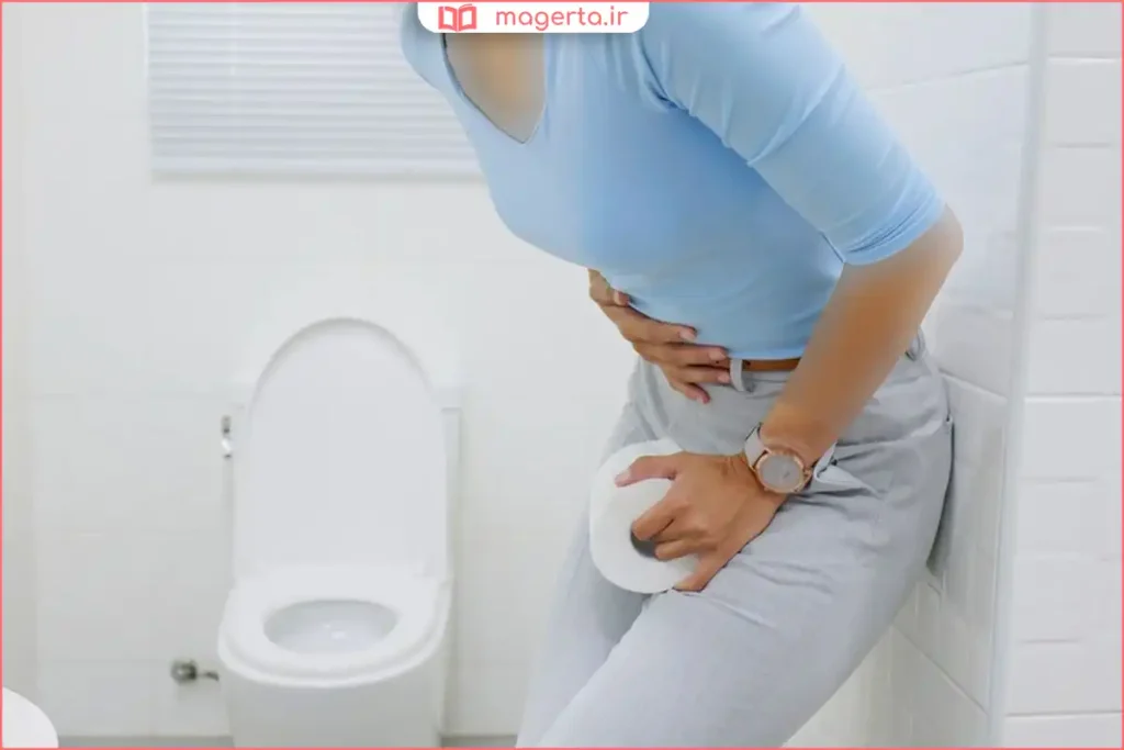 فردی با ناراحتی گوارشی نشسته روی تخت و احساس ضعف