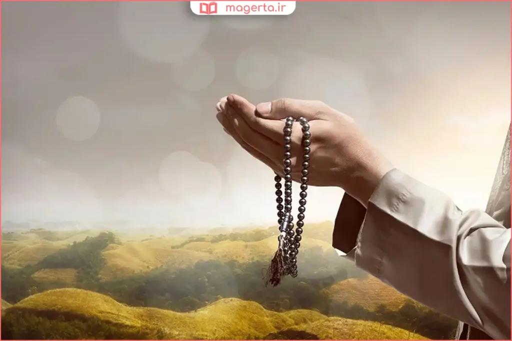 فرد در حال نماز و عبادت با تمرکز و آرامش در فضای معنوی