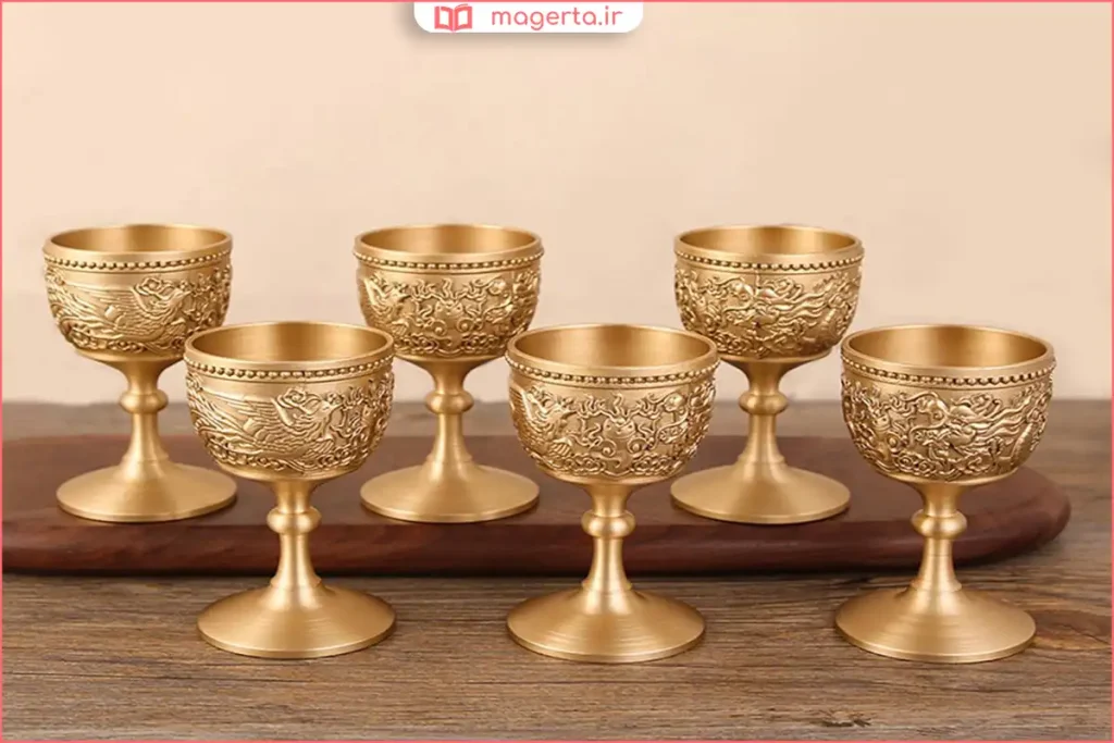 مجموعه ظروف برنجی دکوری در فضای داخلی منزل