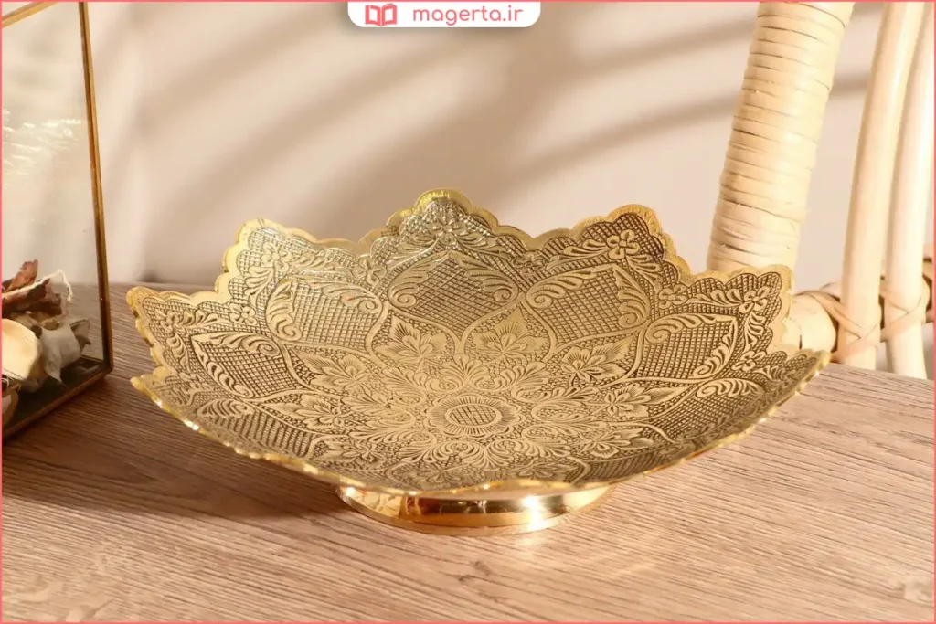 نمای نزدیک از سطح و بافت ظروف برنجی قدیمی