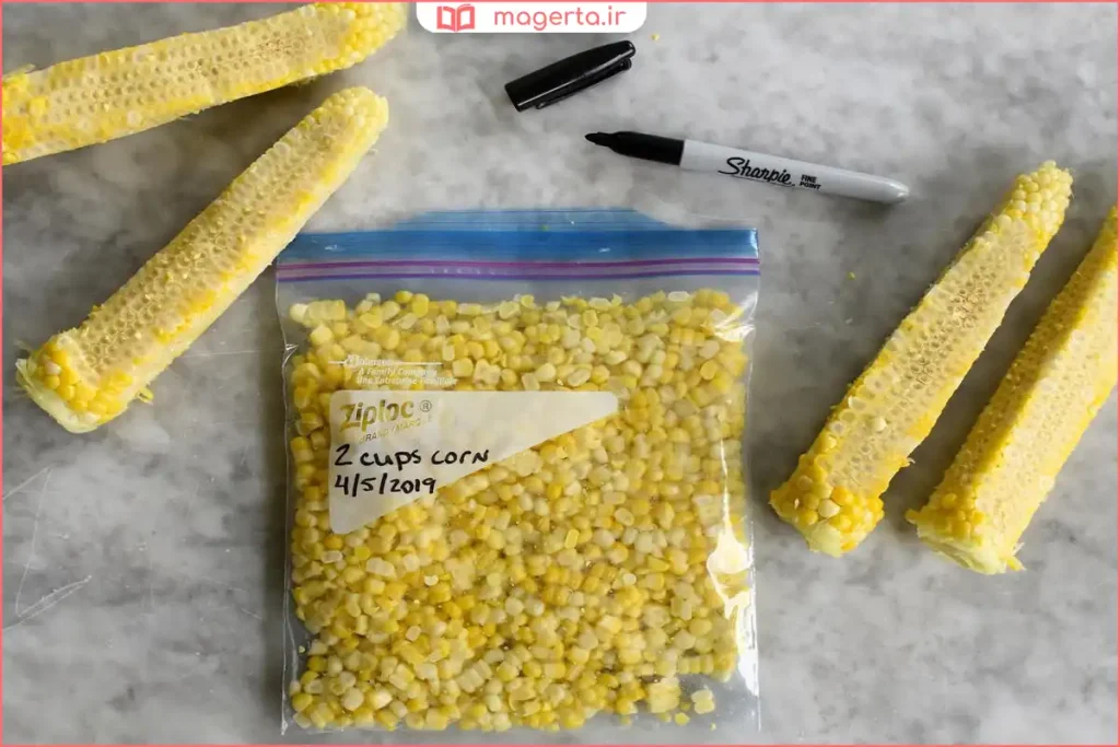 قرار دادن ذرت خام در کیسه یا ظرف دربسته داخل یخچال