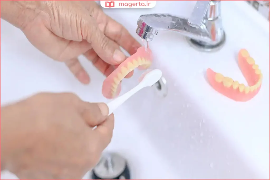 شست‌وشوی روزانه دندان مصنوعی برای جلوگیری از تجمع جرم