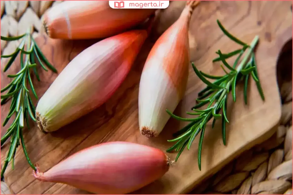 موسیر تازه با پوست طبیعی روی سطح چوبی