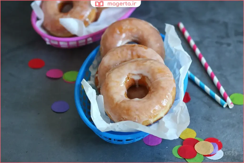 دونات خانگی تازه و طلایی روی سینی آشپزخانه