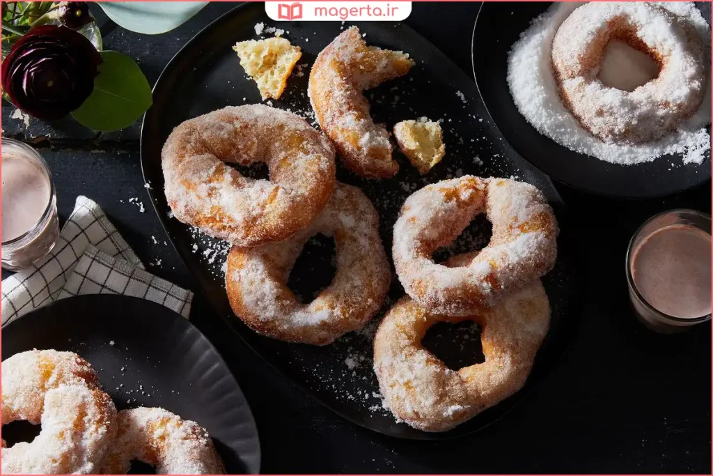 دونات خانگی نرم با رویه شکلاتی و تزیین ساده