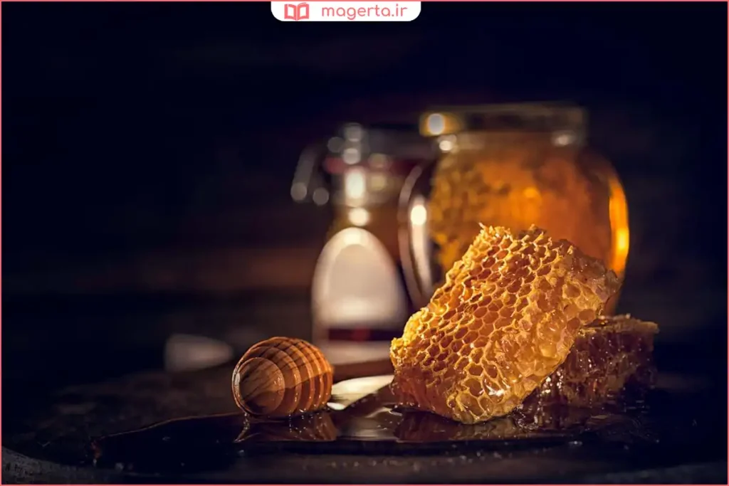 عسل با موم طبیعی داخل قاب شانه عسل تازه