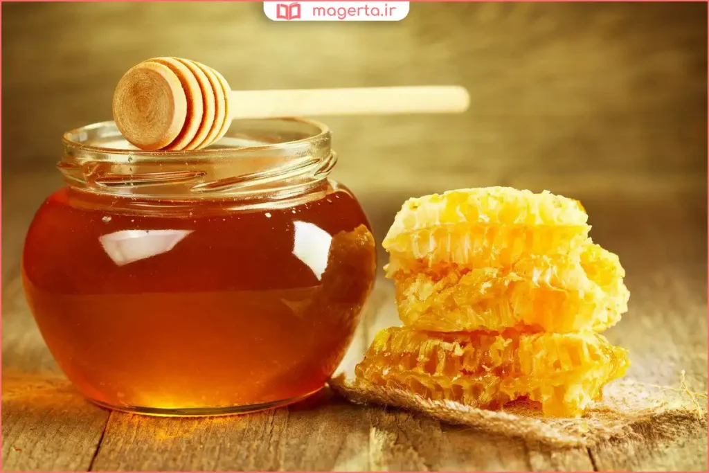 تکه‌های عسل با موم در ظرف شیشه‌ای شفاف