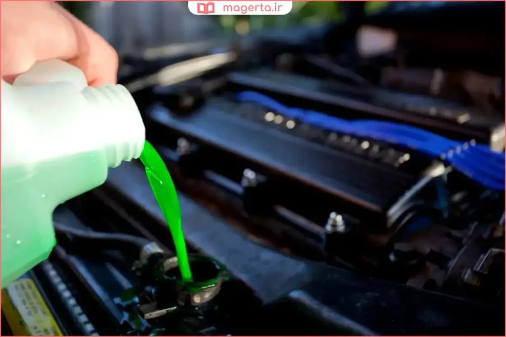 ضد یخ ماشین با رنگ مشخص داخل مخزن شفاف