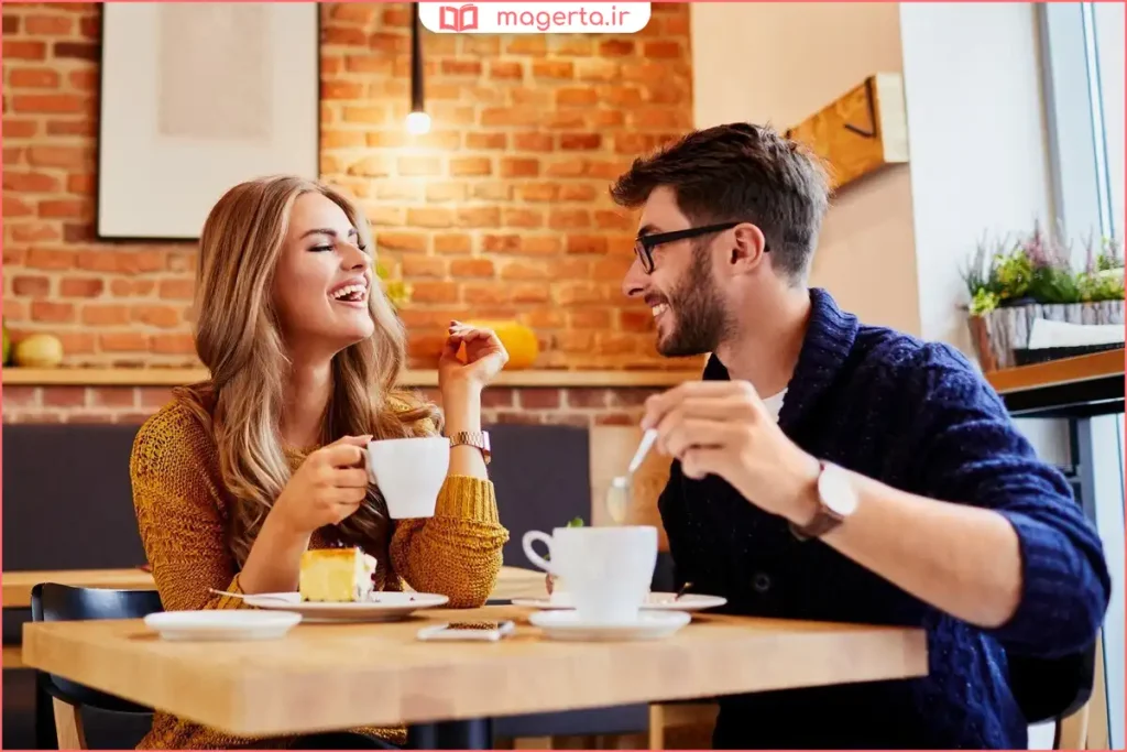 تماس چشمی مداوم و لبخند پسر در گفت‌وگوی دوستانه