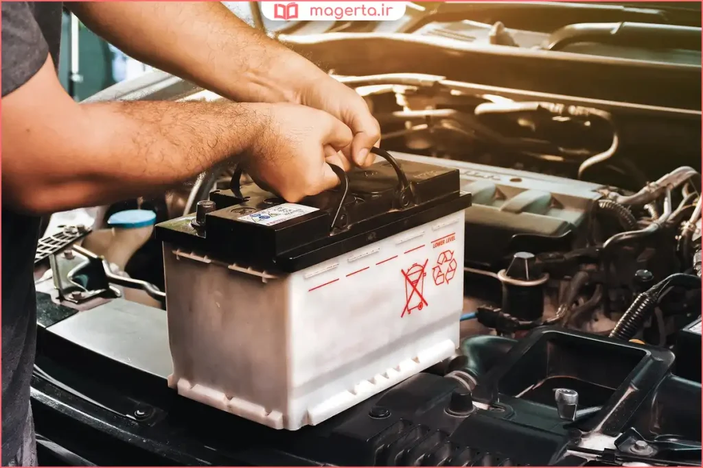 باتری ماشین داخل محفظه موتور با اتصالات سالم