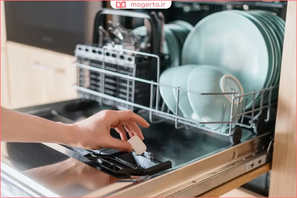 ماشین ظرفشویی خانگی با درب باز و سبدهای داخلی