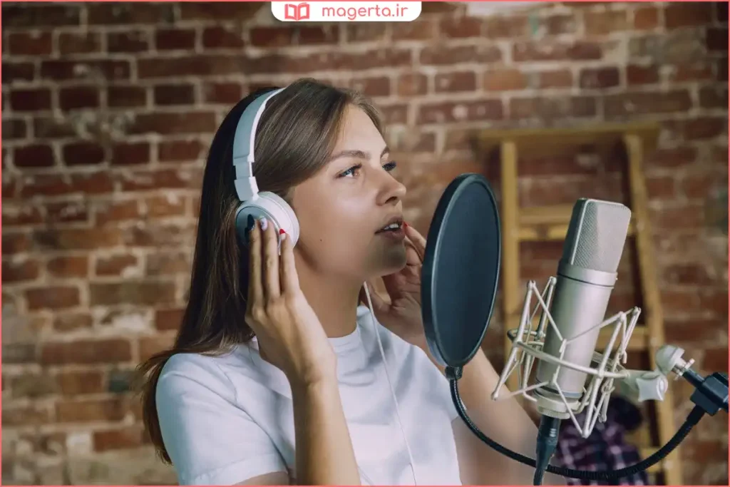 تمرین خوانندگی مقابل آینه برای ارزیابی طنین صدا