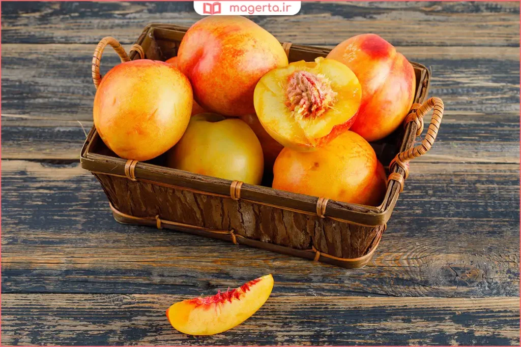 قرار دادن شلیل‌ها در ظرف یا کیسه برای ماندگاری بیشتر